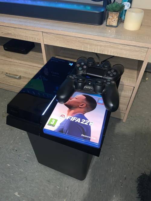Playstation 4 Console with 2 controllers and fifa 2022.. everything is working