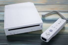 NINTENDO WII CONSOLE AND REMOTE VERY CLEAN