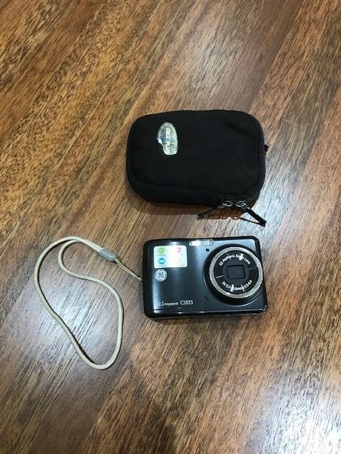 COMPACT DIGITAL CAMERA - TESTED and WORKING