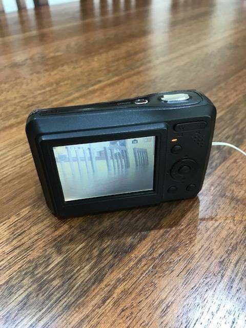 COMPACT DIGITAL CAMERA - TESTED and WORKING