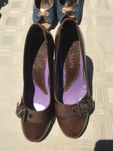 6 PAIRS OF USED LADIES SIZE 4 SHOES - GOOD CONDITION - DISCREET LISTING - LOT 4