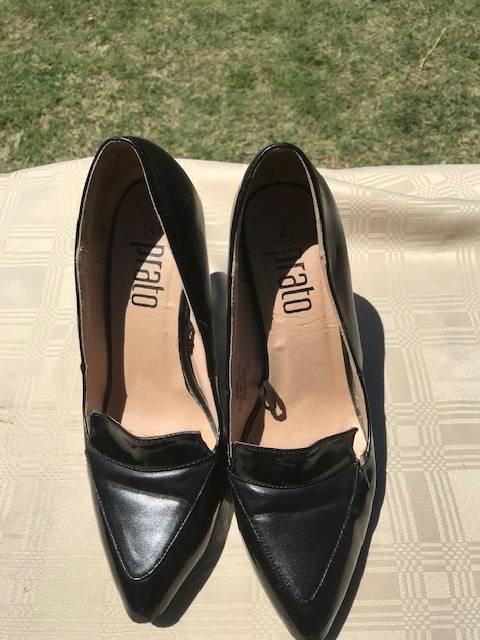 6 PAIRS OF USED LADIES SIZE 4 SHOES - GOOD CONDITION - DISCREET LISTING - LOT 4