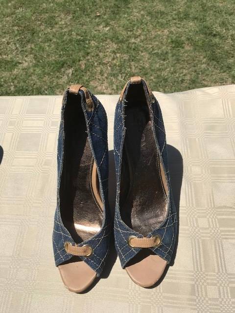 6 PAIRS OF USED LADIES SIZE 4 SHOES - GOOD CONDITION - DISCREET LISTING - LOT 4