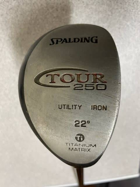 LOT OF 5 GOLF CLUBS, GOLF BALLS AND A GOLF BALL RETRIEVER