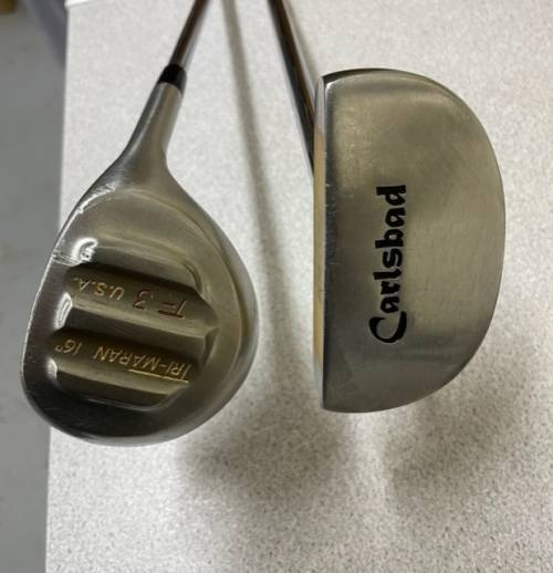 LOT OF 5 GOLF CLUBS, GOLF BALLS AND A GOLF BALL RETRIEVER