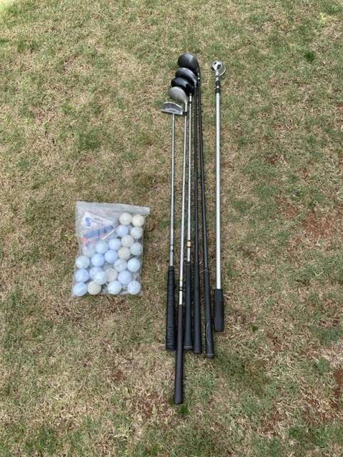 LOT OF 5 GOLF CLUBS, GOLF BALLS AND A GOLF BALL RETRIEVER