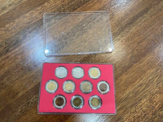 COMPLETE SET OF COMMEMORATIVE R5 COINS 1994 TO 2021 IN CAPSULES AND TRAY