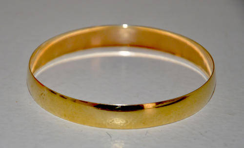 9 ct gold domed bangle +/- 1cm width