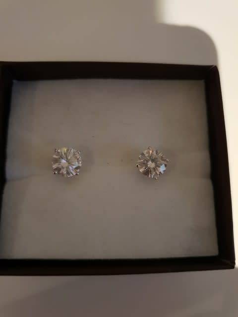 1.00 Carats natural diamond earrings. Stud type 14k Solid White Gold Studs. Colour H Clarity VS2
