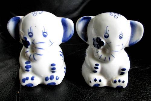 Vintage Pair of Blue & White Elaphant Salts from Blisful