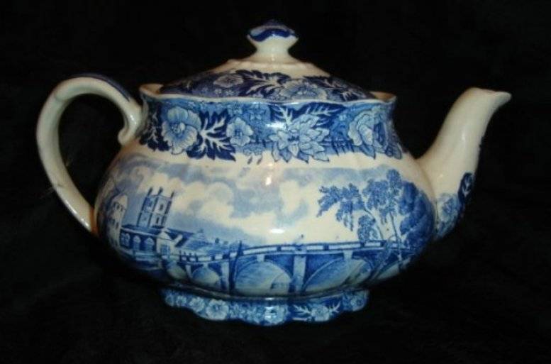 THAMES RIVER SCENE PALISSY POTTERY TEA POT from BLISFUL