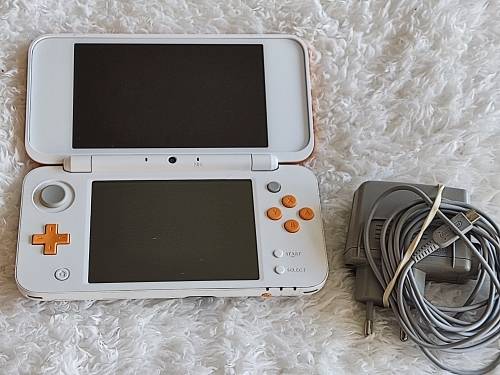 'New' Nintendo 2ds xl with memory card and original charger