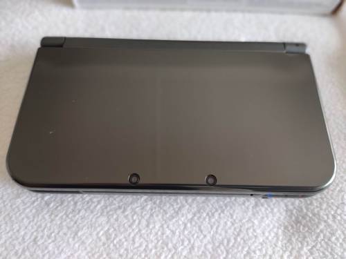 "New" Nintendo 3ds XL with original packaging, charger and stylus