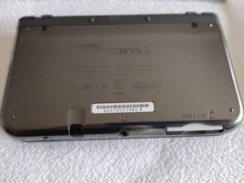 "New" Nintendo 3ds XL with original packaging, charger and stylus