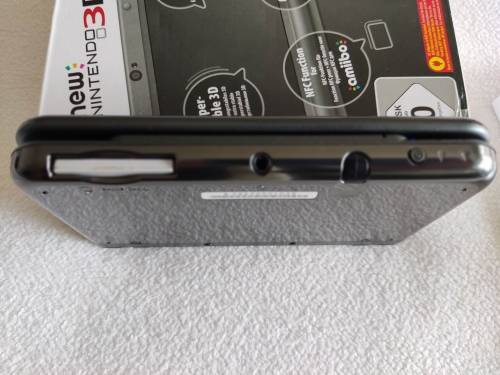 "New" Nintendo 3ds XL with original packaging, charger and stylus