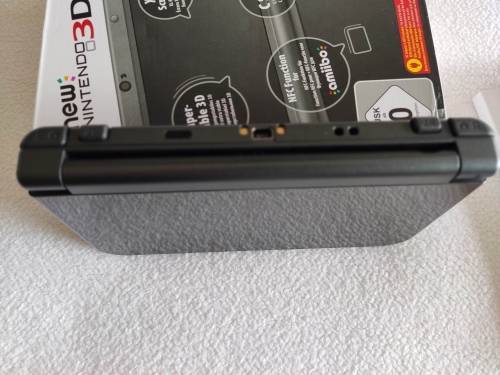 "New" Nintendo 3ds XL with original packaging, charger and stylus