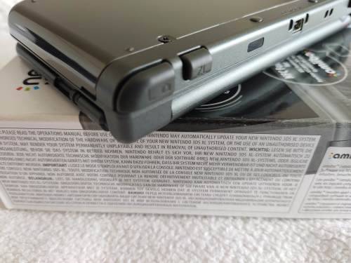 "New" Nintendo 3ds XL with original packaging, charger and stylus