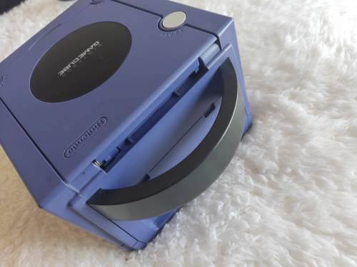 GameCube Nintendo DE 11990162 with cables, controller and memory card