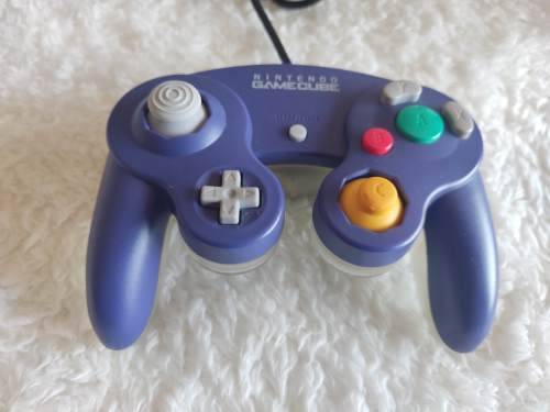 GameCube Nintendo DE 11990162 with cables, controller and memory card