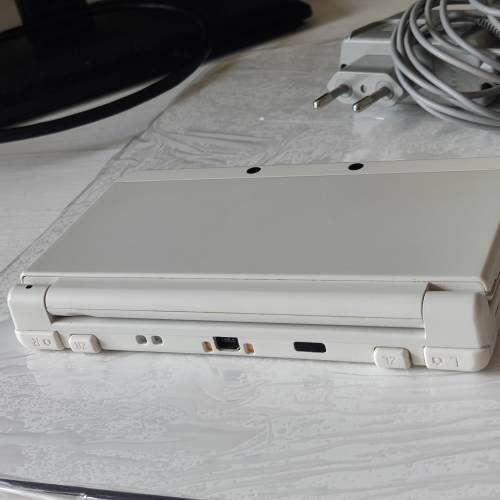 `New` Nintendo 3ds console +charger and stylus