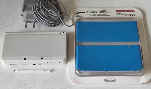 `New` Nintendo 3ds console +charger and stylus