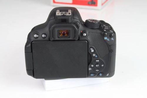Canon EOS 700D + EF-S 18-55mm 3.5-5.6 is STM Lens