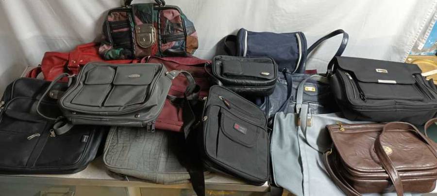 Whole lot of 14 hand bags!!