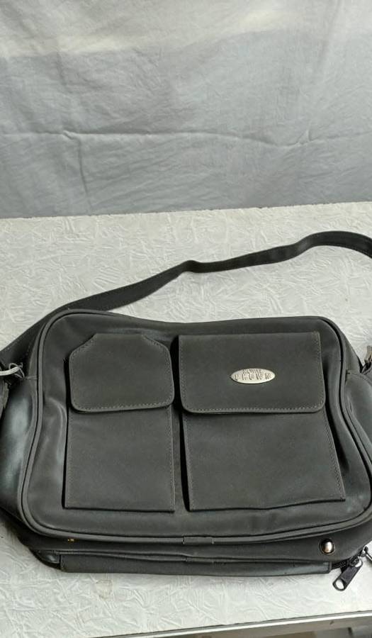 Whole lot of 14 hand bags!!
