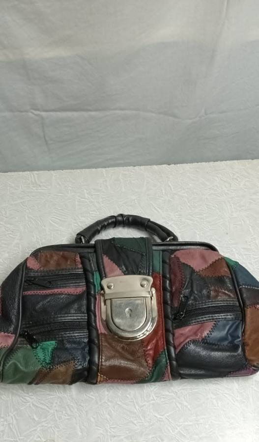 Whole lot of 14 hand bags!!