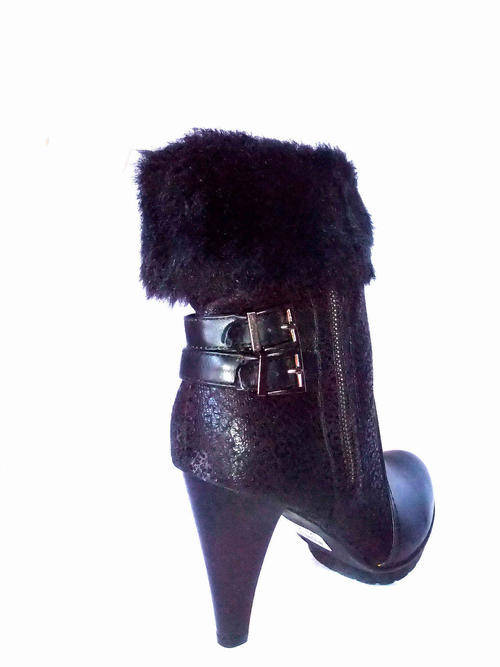 Never 2 Hot ** Fur Trim Ankle Boot Buckle Black Size 6