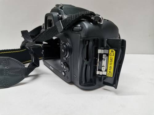 Nikon D7200 Dslr camera with 18-55mm & 70-300mm zoom lens