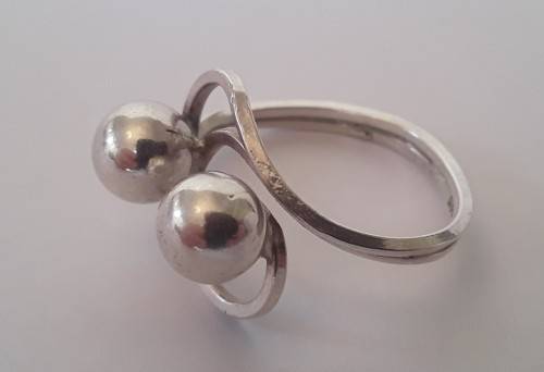 A superbly designed Israeli sterling silver ring in the Modernist style.