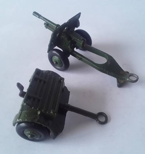 Dinky Toys 25 Pounder Field Gun (no 686) + trailer (no 687). 1958-1970. Made in England.