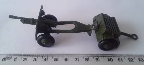 Dinky Toys 25 Pounder Field Gun (no 686) + trailer (no 687). 1958-1970. Made in England.