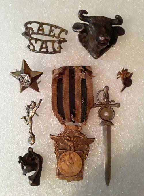 Mixed lot of military items.