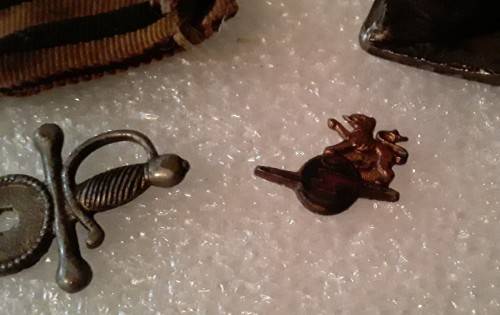 Mixed lot of military items.