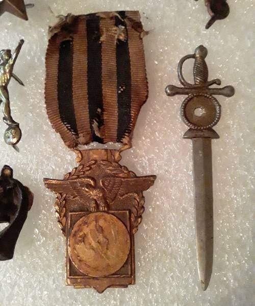 Mixed lot of military items.