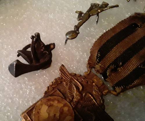 Mixed lot of military items.