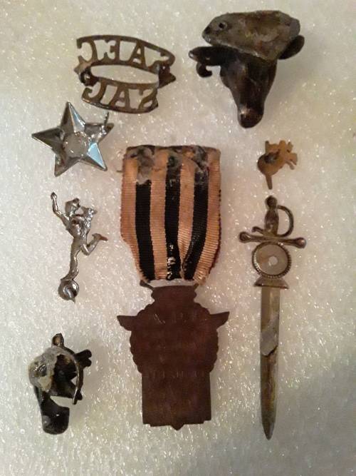 Mixed lot of military items.