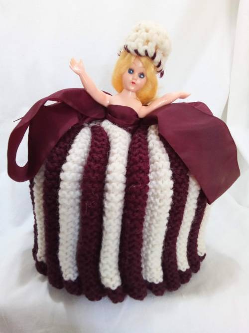 Cutest kitchy vintage knitted doll tea cosy