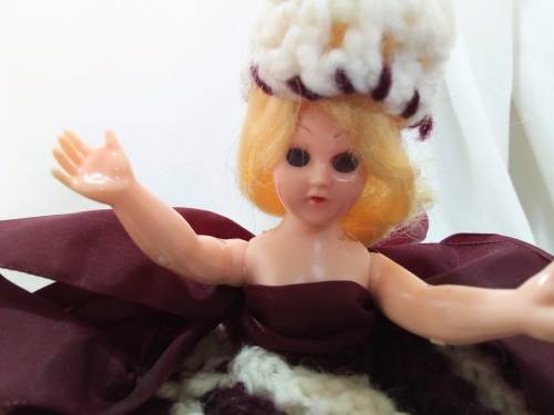 Cutest kitchy vintage knitted doll tea cosy