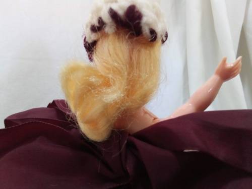 Cutest kitchy vintage knitted doll tea cosy