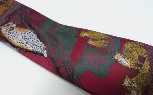 Gorgeous vintage Cravateur endangered wildlife tie - Cheetahs