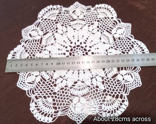 Lovely vintage crocheted doily - 28cm across