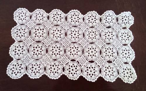 Lovely vintage crocheted tray cloth - 42x25cms