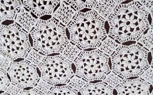 Lovely vintage crocheted tray cloth - 42x25cms