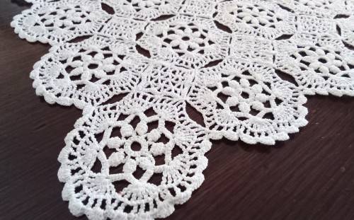 Lovely vintage crocheted tray cloth - 42x25cms