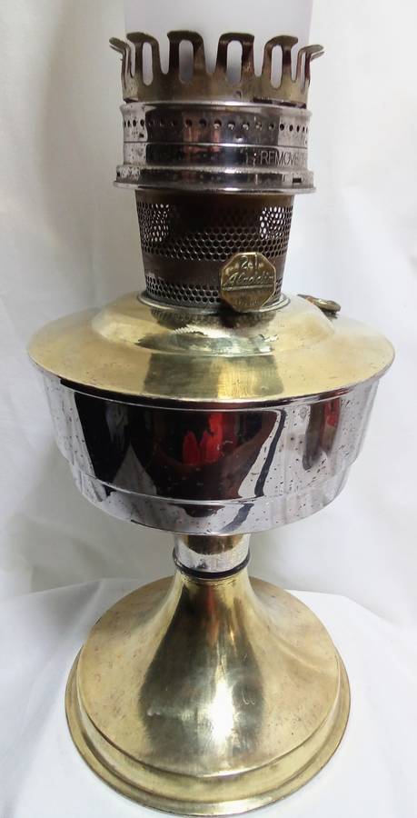 Stunning Aladdin lamp with glass chimney