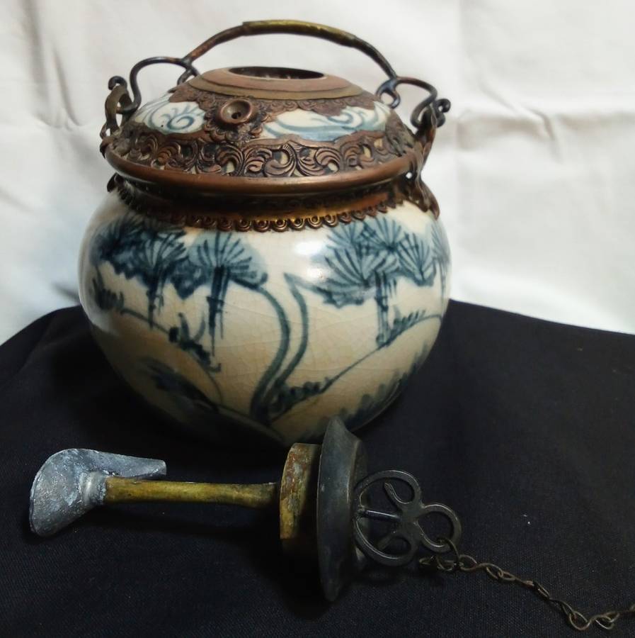 Vintage (possibly antique) oriental crackle glaze opium pot 2