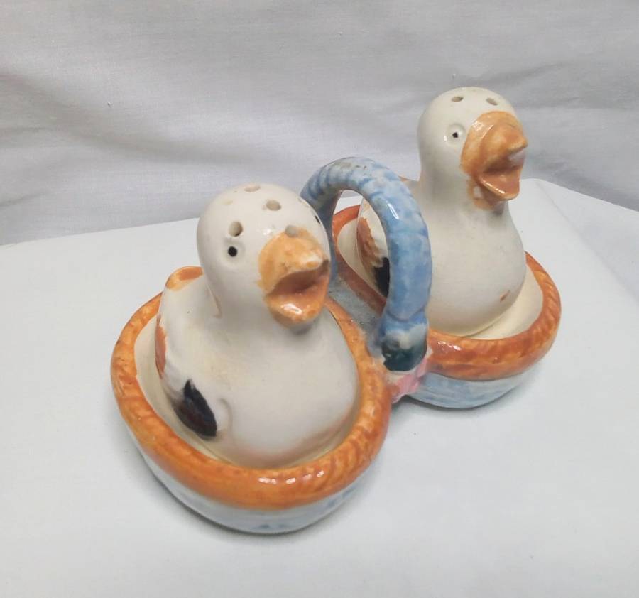 Cute vintage birdie salt and pepper set